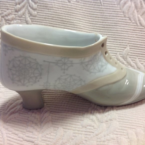 Lladro Figurine of Victorian Lace-up Shoe Active - Picture 3 of 14